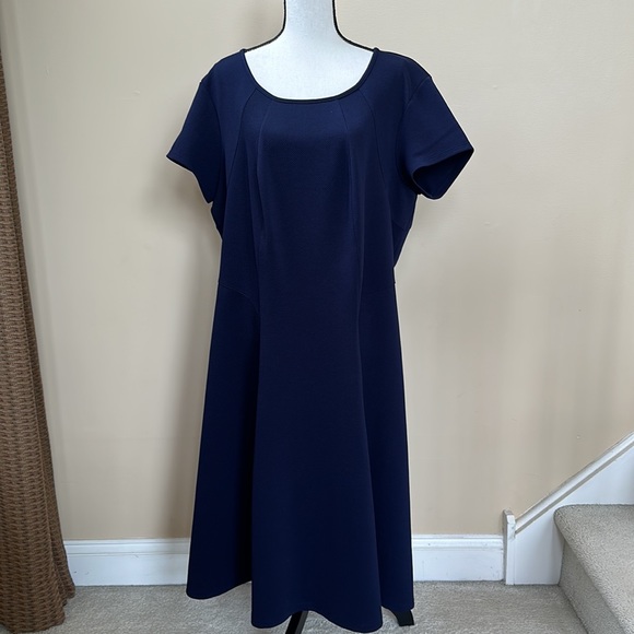 Avenue Navy Short Sleeve Dress with Zipper in Back (Size 18/20) - Picture 4 of 16